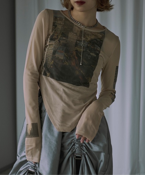 Ezick（エジック）の「City scapeシアープリントトップス（Tシャツ/カットソー・レディース・ベージュ/ホワイト・FREE）」の7枚目の写真