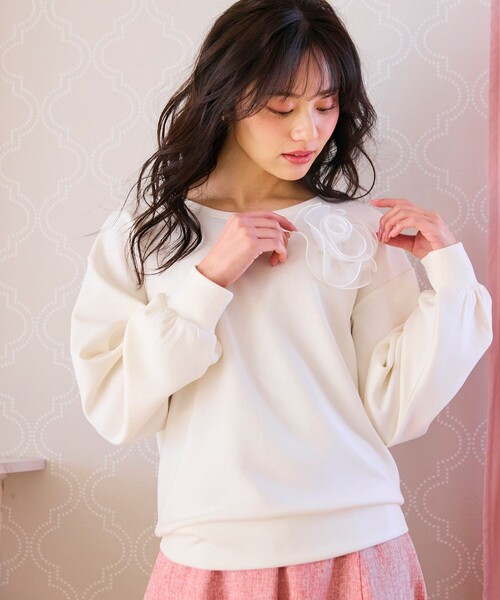 Feroux(フェルゥ)の「【洗える】ローズコサージュ ダンボールプルオーバー(スウェット・レディース・スカイブルー系/グレー系/アイボリー系/ピンク系・F)」の2枚目の写真