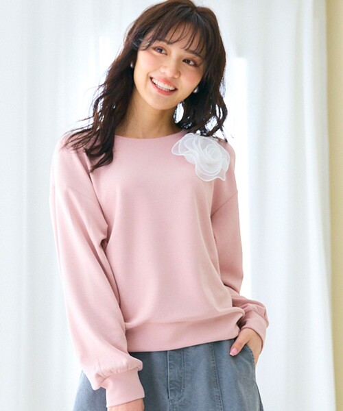 Feroux(フェルゥ)の「【洗える】ローズコサージュ ダンボールプルオーバー(スウェット・レディース・スカイブルー系/グレー系/アイボリー系/ピンク系・F)」の4枚目の写真