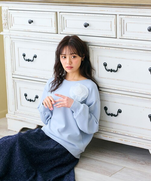 Feroux(フェルゥ)の「【洗える】ローズコサージュ ダンボールプルオーバー(スウェット・レディース・スカイブルー系/グレー系/アイボリー系/ピンク系・F)」の5枚目の写真