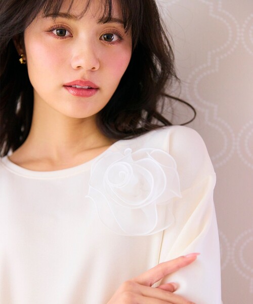 Feroux(フェルゥ)の「【洗える】ローズコサージュ ダンボールプルオーバー(スウェット・レディース・スカイブルー系/グレー系/アイボリー系/ピンク系・F)」の9枚目の写真