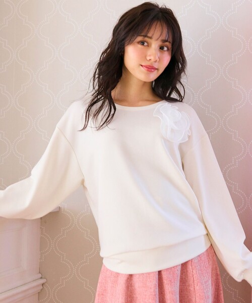 Feroux(フェルゥ)の「【洗える】ローズコサージュ ダンボールプルオーバー(スウェット・レディース・スカイブルー系/グレー系/アイボリー系/ピンク系・F)」の10枚目の写真