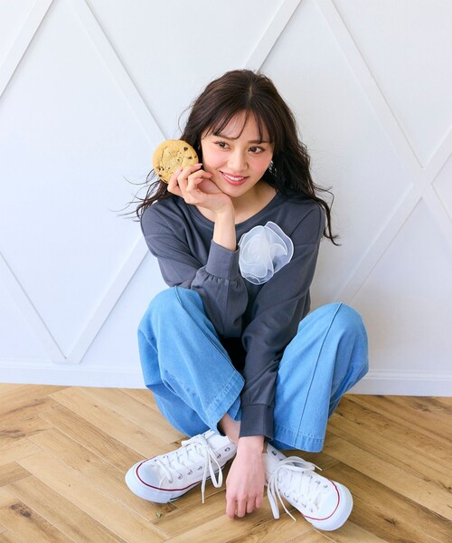 Feroux(フェルゥ)の「【洗える】ローズコサージュ ダンボールプルオーバー(スウェット・レディース・スカイブルー系/グレー系/アイボリー系/ピンク系・F)」の12枚目の写真