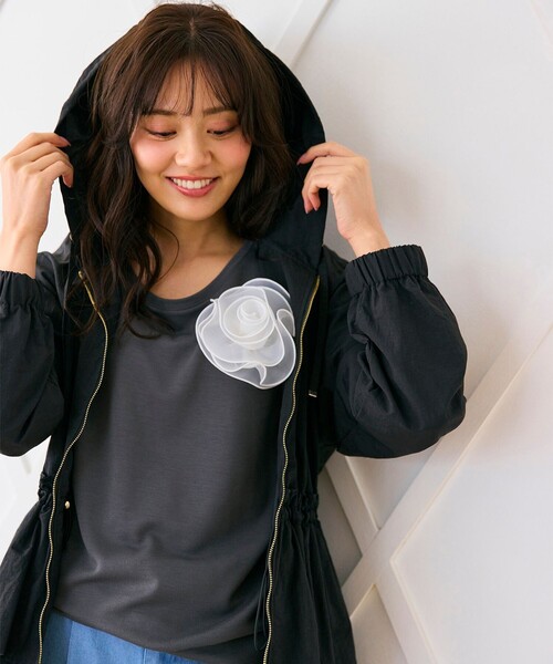 Feroux(フェルゥ)の「【洗える】ローズコサージュ ダンボールプルオーバー(スウェット・レディース・スカイブルー系/グレー系/アイボリー系/ピンク系・F)」の15枚目の写真