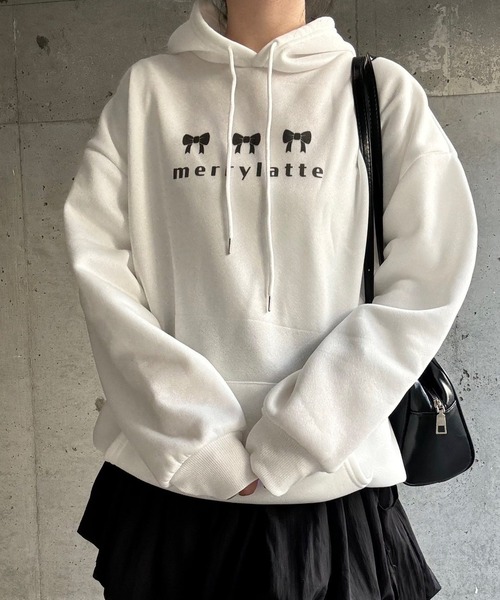 merrylatte(メリーラテ)の「merrylatteロゴプリントパーカー(パーカー・レディース・ホワイト・MEDIUM/SMALL)」の1枚目の写真