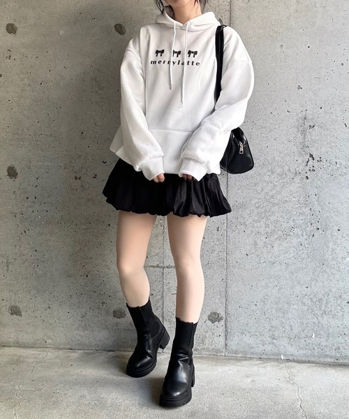merrylatte(メリーラテ)の「merrylatteロゴプリントパーカー(パーカー・レディース・ホワイト・MEDIUM/SMALL)」の6枚目の写真