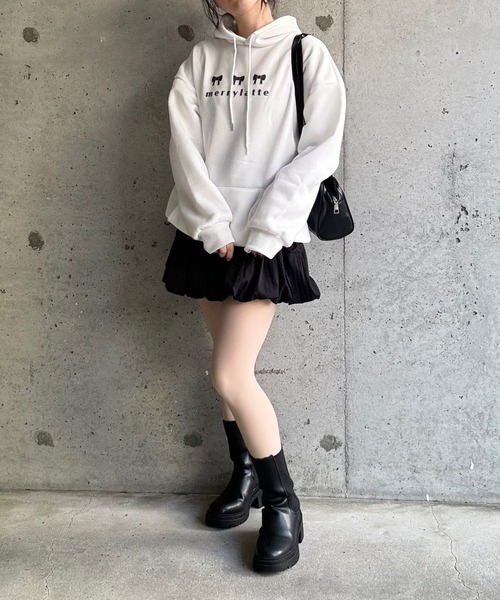 merrylatte(メリーラテ)の「merrylatteロゴプリントパーカー(パーカー・レディース・ホワイト・MEDIUM/SMALL)」の7枚目の写真