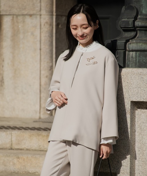 Petitjo(プッチージョ)の「小さいサイズ 【入学式・卒業式・フォーマル】Aラインジャケットフォーマル3点セット(Aラインジャケット+袖フリルブラウス+テーパードパンツ)低身長さん・小柄女性(スーツセット・レディース・グレイッシュベージュ/ネイビー・PS(XS-S)/PS/PM/PL)」の15枚目の写真