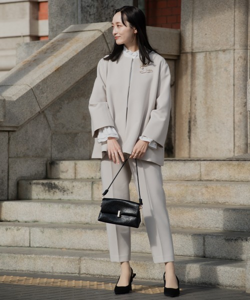 Petitjo(プッチージョ)の「小さいサイズ 【入学式・卒業式・フォーマル】Aラインジャケットフォーマル3点セット(Aラインジャケット+袖フリルブラウス+テーパードパンツ)低身長さん・小柄女性(スーツセット・レディース・グレイッシュベージュ/ネイビー・PS(XS-S)/PS/PM/PL)」の18枚目の写真