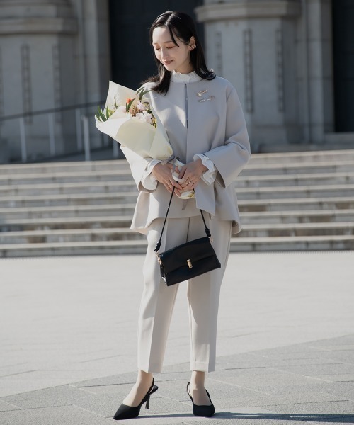 Petitjo(プッチージョ)の「小さいサイズ 【入学式・卒業式・フォーマル】Aラインジャケットフォーマル3点セット(Aラインジャケット+袖フリルブラウス+テーパードパンツ)低身長さん・小柄女性(スーツセット・レディース・グレイッシュベージュ/ネイビー・PS(XS-S)/PS/PM/PL)」の19枚目の写真