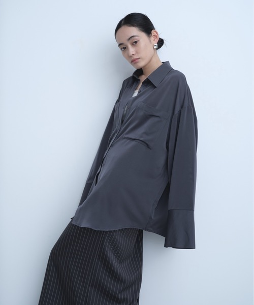 AIC.（エーアイシー）の「ビッグカフスサテンオーバーシャツ（シャツ/ブラウス・レディース・チャコールグレー/キナリ/イエロー/グレイッシュブルー・FREE）」の7枚目の写真