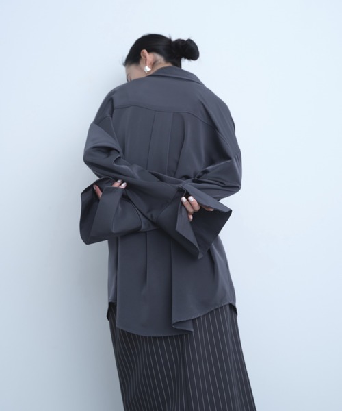 AIC.（エーアイシー）の「ビッグカフスサテンオーバーシャツ（シャツ/ブラウス・レディース・チャコールグレー/キナリ/イエロー/グレイッシュブルー・FREE）」の8枚目の写真
