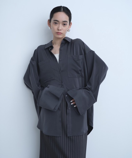 AIC.（エーアイシー）の「ビッグカフスサテンオーバーシャツ（シャツ/ブラウス・レディース・チャコールグレー/キナリ/イエロー/グレイッシュブルー・FREE）」の6枚目の写真