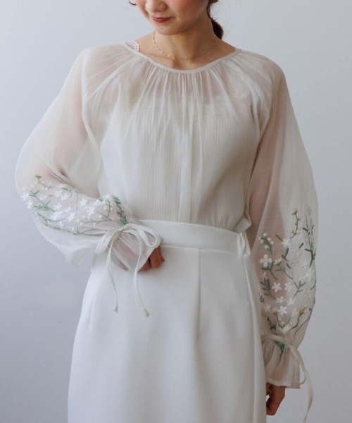 flower（フラワー）の「ラッキーブーケブラウス（シャツ/ブラウス・レディース・アイボリー/ネイビー・FREE）」の2枚目の写真