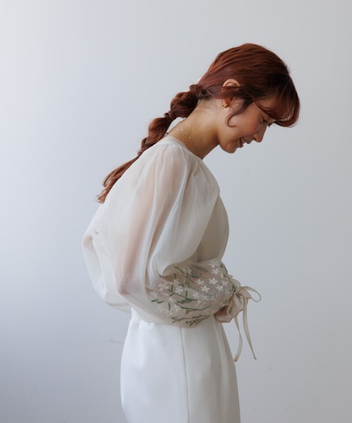 flower（フラワー）の「ラッキーブーケブラウス（シャツ/ブラウス・レディース・アイボリー/ネイビー・FREE）」の3枚目の写真