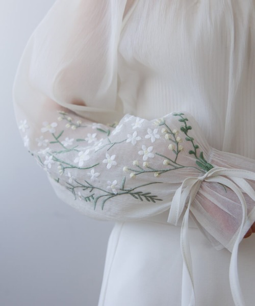 flower（フラワー）の「ラッキーブーケブラウス（シャツ/ブラウス・レディース・アイボリー/ネイビー・FREE）」の10枚目の写真