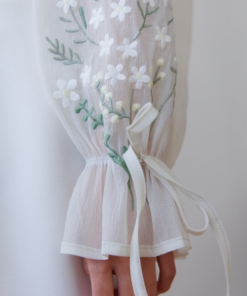 flower（フラワー）の「ラッキーブーケブラウス（シャツ/ブラウス・レディース・アイボリー/ネイビー・FREE）」の12枚目の写真