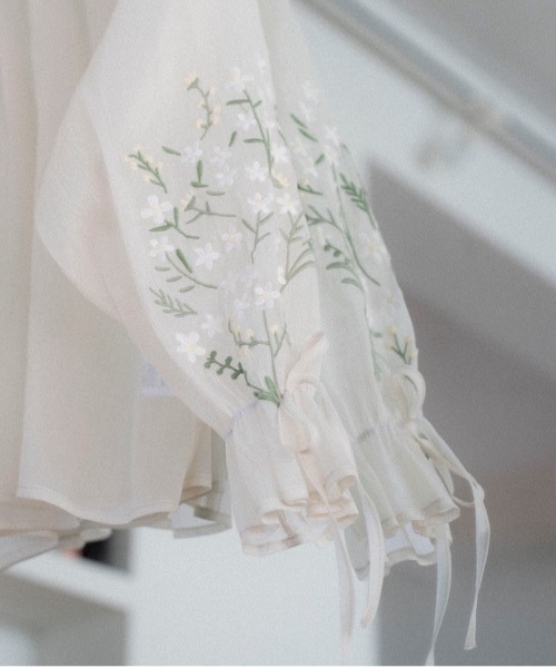 flower（フラワー）の「ラッキーブーケブラウス（シャツ/ブラウス・レディース・アイボリー/ネイビー・FREE）」の14枚目の写真