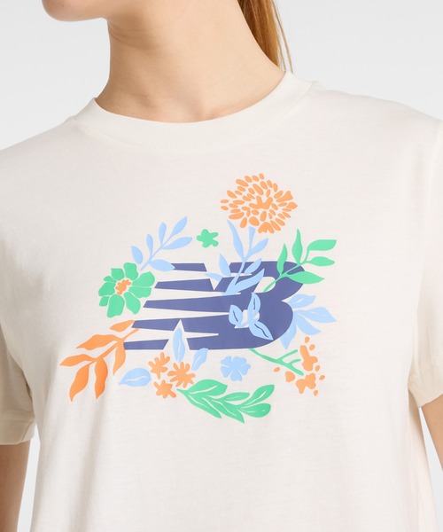 NEW BALANCE(ニューバランス)の「フラワー グラフィックショートスリーブTシャツ(Tシャツ/カットソー・レディース・ブラック/オフホワイト/ブルー・MEDIUM/LARGE/SMALL)」の6枚目の写真