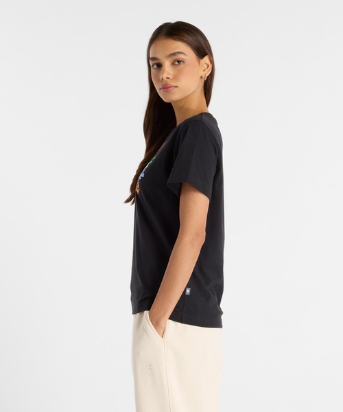 NEW BALANCE(ニューバランス)の「フラワー グラフィックショートスリーブTシャツ(Tシャツ/カットソー・レディース・ブラック/オフホワイト/ブルー・MEDIUM/LARGE/SMALL)」の9枚目の写真