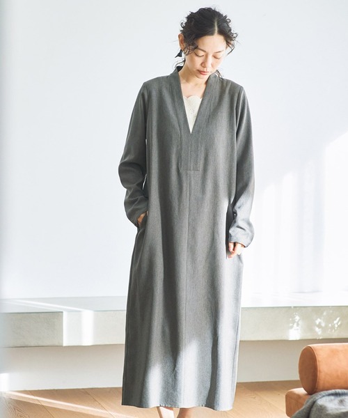 and myera(アンド マイラ)の「and myera Vネックワンピース(ワンピース・レディース・グレー・M/LL/L/S)」の1枚目の写真