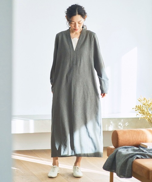 and myera(アンド マイラ)の「and myera Vネックワンピース(ワンピース・レディース・グレー・M/LL/L/S)」の3枚目の写真