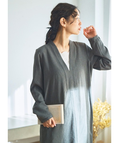 and myera(アンド マイラ)の「and myera Vネックワンピース(ワンピース・レディース・グレー・M/LL/L/S)」の4枚目の写真