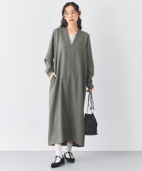 and myera(アンド マイラ)の「and myera Vネックワンピース(ワンピース・レディース・グレー・M/LL/L/S)」の8枚目の写真