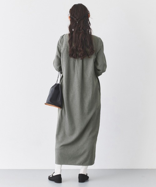 and myera(アンド マイラ)の「and myera Vネックワンピース(ワンピース・レディース・グレー・M/LL/L/S)」の10枚目の写真