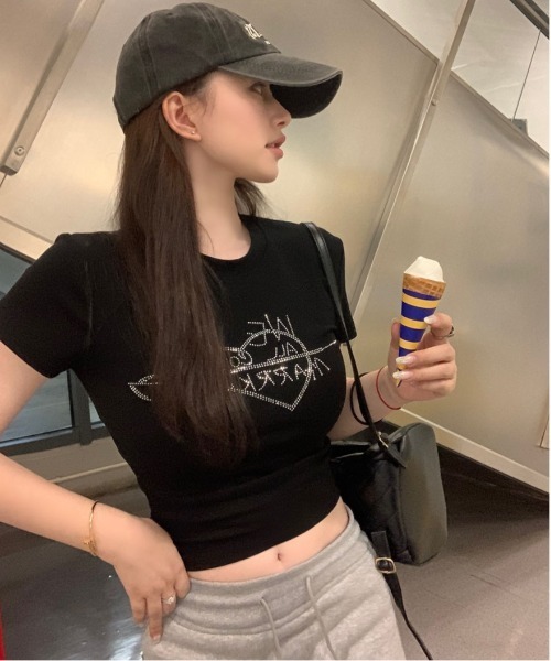 WEGO(ウィゴー)の「WEGO/ラインストーンコンパクトトップス/Tシャツ(Tシャツ/カットソー・レディース・ブラック/ホワイト・MEDIUM/SMALL)」の11枚目の写真