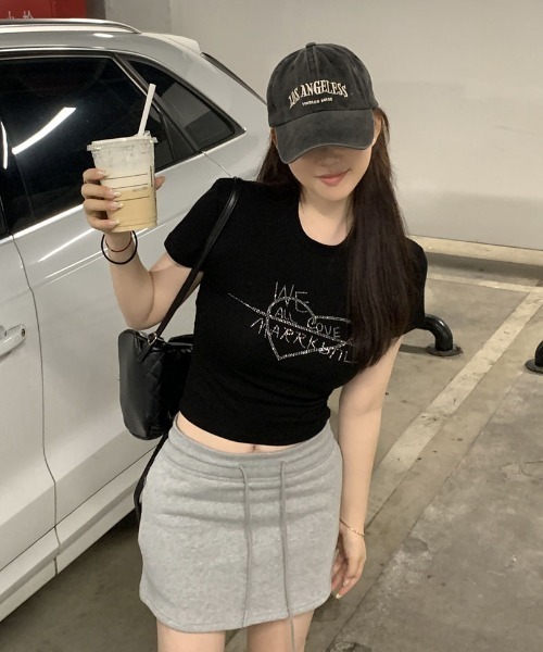 WEGO(ウィゴー)の「WEGO/ラインストーンコンパクトトップス/Tシャツ(Tシャツ/カットソー・レディース・ブラック/ホワイト・MEDIUM/SMALL)」の8枚目の写真