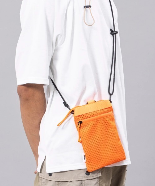 UNFRM OUTDOOR STANDARD（ユニフォームアウトドアスタンダード）の「【UNFRM OUTDOOR STANDARD/ユニフォームアウトドアスタンダード】MILITARY MESH POUCH メッシュポーチ　ミニショルダーバッグ（ショルダーバッグ・メンズ・ブラック/オレンジ・FREE）」の4枚目の写真
