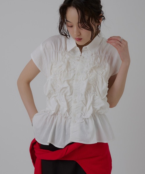 MUHET（ミュエータ）の「gather design blouse / ギャザーデザインブラウス（シャツ/ブラウス・レディース・オフホワイト/ブラック/ライトブルー・FREE）」の2枚目の写真