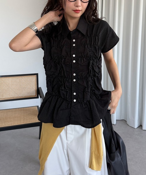 MUHET（ミュエータ）の「gather design blouse / ギャザーデザインブラウス（シャツ/ブラウス・レディース・オフホワイト/ブラック/ライトブルー・FREE）」の3枚目の写真