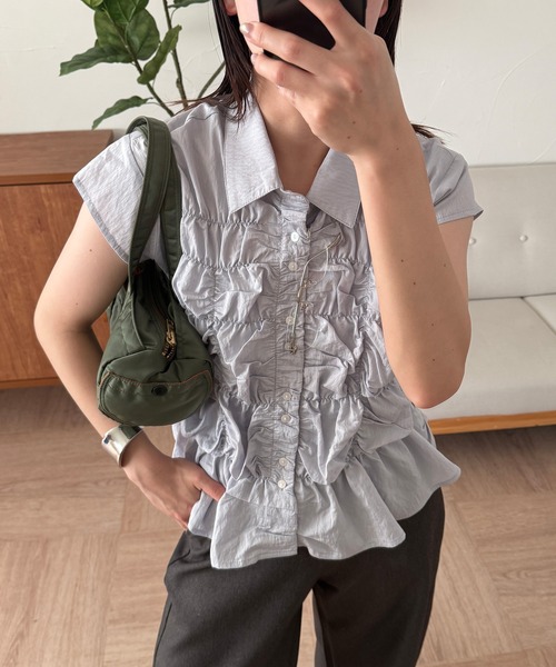 MUHET（ミュエータ）の「gather design blouse / ギャザーデザインブラウス（シャツ/ブラウス・レディース・オフホワイト/ブラック/ライトブルー・FREE）」の7枚目の写真
