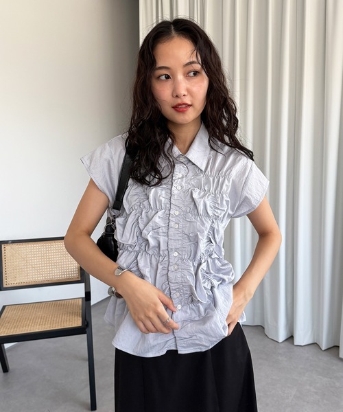 MUHET（ミュエータ）の「gather design blouse / ギャザーデザインブラウス（シャツ/ブラウス・レディース・オフホワイト/ブラック/ライトブルー・FREE）」の6枚目の写真