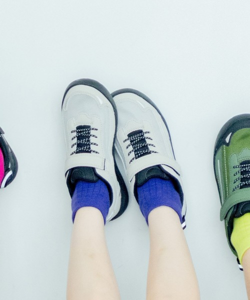 LOWRYS FARM（ローリーズファーム）の「【JUNIOR】ＩＦＭＥスニ－カー　318522（スニーカー・キッズ・カーキ/ブラック/グレー・24cm/23cm/22cm/21cm/20cm）」の2枚目の写真