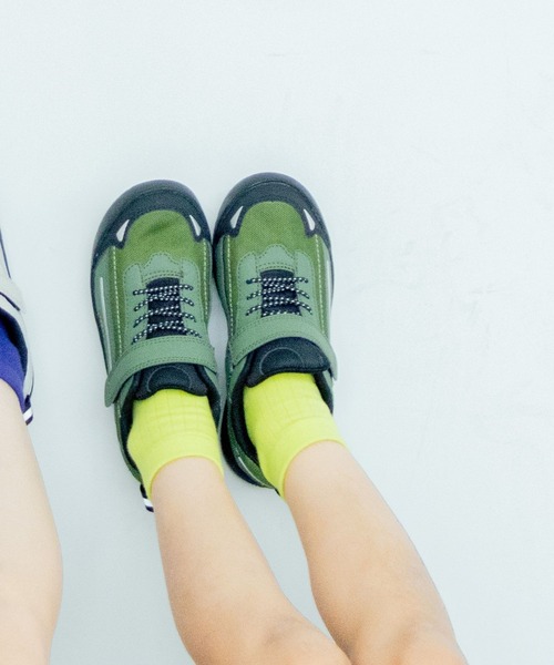 LOWRYS FARM（ローリーズファーム）の「【JUNIOR】ＩＦＭＥスニ－カー　318522（スニーカー・キッズ・カーキ/ブラック/グレー・24cm/23cm/22cm/21cm/20cm）」の3枚目の写真