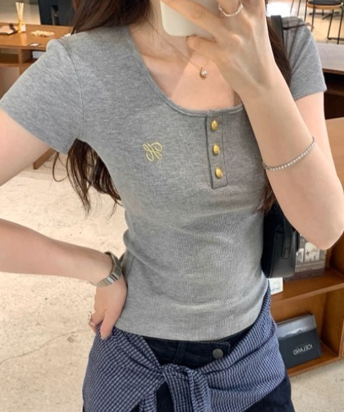 .KOM(ドットコム)の「A'GEM/9 × .kom 『.KOM/ドットケーオーエム』 ゴールドボタンリブTシャツ(Tシャツ/カットソー・レディース・オフホワイト/ブラック/グレー・M/L)」の1枚目の写真