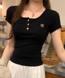 A'GEM/9 × .kom 『.KOM/ドットケーオーエム』 ゴールドボタンリブTシャツ