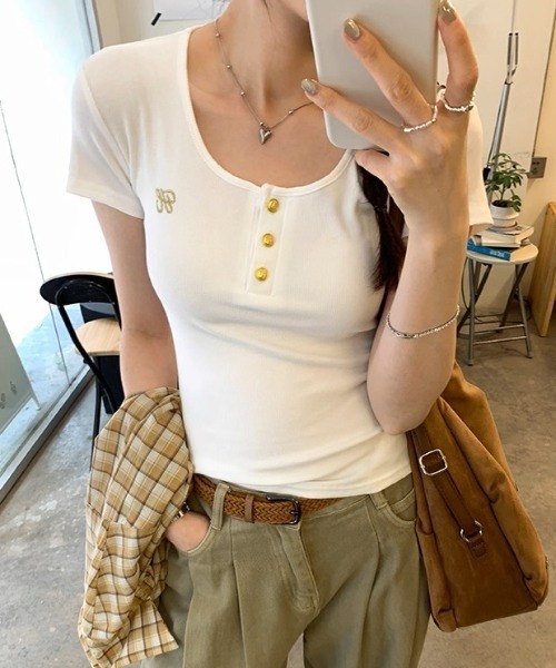 .KOM(ドットコム)の「A'GEM/9 × .kom 『.KOM/ドットケーオーエム』 ゴールドボタンリブTシャツ(Tシャツ/カットソー・レディース・オフホワイト/ブラック/グレー・M/L)」の8枚目の写真