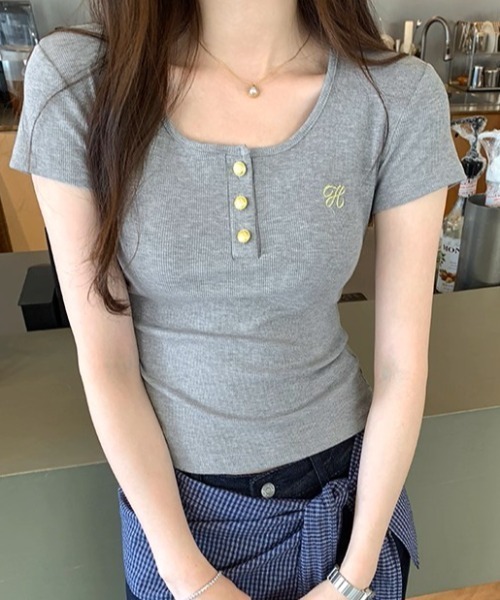.KOM(ドットコム)の「A'GEM/9 × .kom 『.KOM/ドットケーオーエム』 ゴールドボタンリブTシャツ(Tシャツ/カットソー・レディース・オフホワイト/ブラック/グレー・M/L)」の7枚目の写真