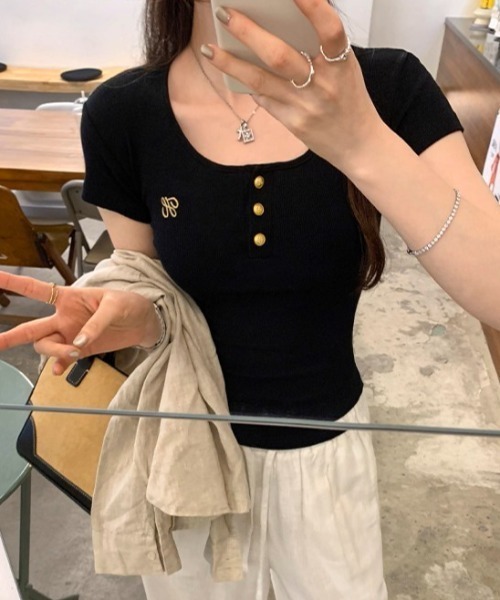.KOM(ドットコム)の「A'GEM/9 × .kom 『.KOM/ドットケーオーエム』 ゴールドボタンリブTシャツ(Tシャツ/カットソー・レディース・オフホワイト/ブラック/グレー・M/L)」の22枚目の写真