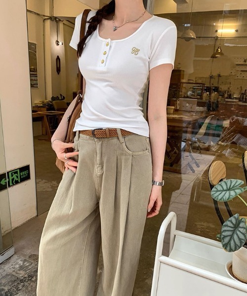.KOM(ドットコム)の「A'GEM/9 × .kom 『.KOM/ドットケーオーエム』 ゴールドボタンリブTシャツ(Tシャツ/カットソー・レディース・オフホワイト/ブラック/グレー・M/L)」の10枚目の写真
