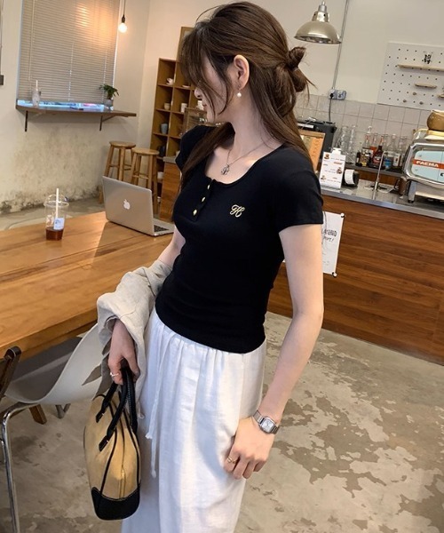 .KOM(ドットコム)の「A'GEM/9 × .kom 『.KOM/ドットケーオーエム』 ゴールドボタンリブTシャツ(Tシャツ/カットソー・レディース・オフホワイト/ブラック/グレー・M/L)」の20枚目の写真