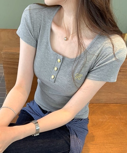 .KOM(ドットコム)の「A'GEM/9 × .kom 『.KOM/ドットケーオーエム』 ゴールドボタンリブTシャツ(Tシャツ/カットソー・レディース・オフホワイト/ブラック/グレー・M/L)」の5枚目の写真