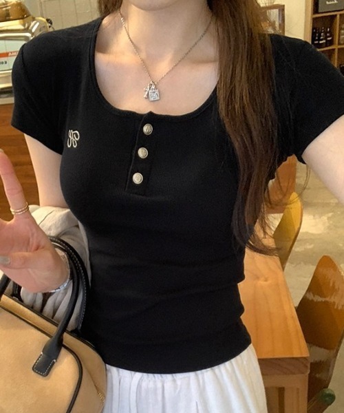 .KOM(ドットコム)の「A'GEM/9 × .kom 『.KOM/ドットケーオーエム』 ゴールドボタンリブTシャツ(Tシャツ/カットソー・レディース・オフホワイト/ブラック/グレー・M/L)」の21枚目の写真