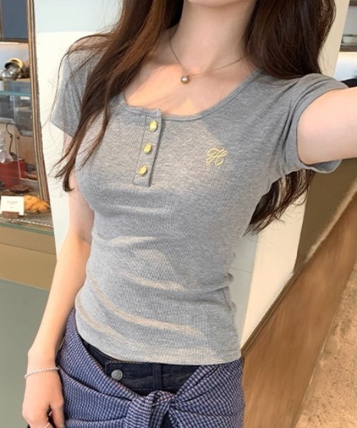 .KOM(ドットコム)の「A'GEM/9 × .kom 『.KOM/ドットケーオーエム』 ゴールドボタンリブTシャツ(Tシャツ/カットソー・レディース・オフホワイト/ブラック/グレー・M/L)」の6枚目の写真