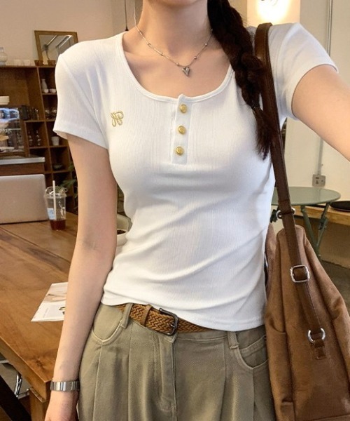 .KOM(ドットコム)の「A'GEM/9 × .kom 『.KOM/ドットケーオーエム』 ゴールドボタンリブTシャツ(Tシャツ/カットソー・レディース・オフホワイト/ブラック/グレー・M/L)」の9枚目の写真