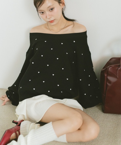 VANNIE U(ヴァニーユー)の「ハート刺繍ニットプルオーバー(ニット/セーター・レディース・ブラック/アイボリー・FREE)」の1枚目の写真